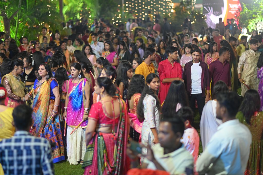 dandiya-crowd